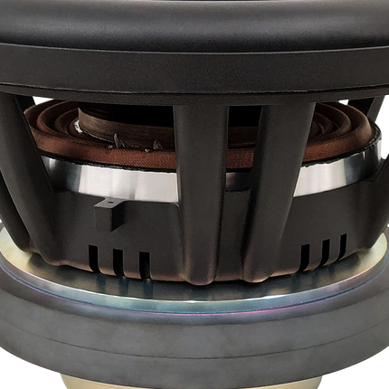 Prim-plan cu driverul de 15 inchi al subwooferului JBL Synthesis SSW-1, cu sasiul turnat si ansamblul motor