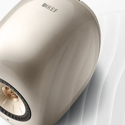 Cabinetul sculptat KEF LS Luxe, cu difracție redusă — detaliu finisaj Dusk Titanium
