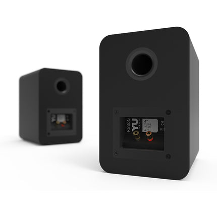 Гърбът на черния чифт Kanto Audio YUP4: винтови клеми и бас-рефлексен отвор
